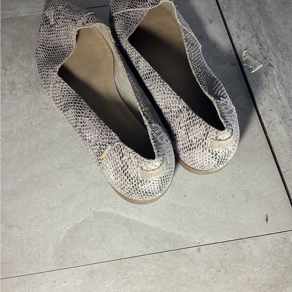 Toms Julie Women 8 Snake Animal Print Comfort Ballet Flats Gray Embossed Suede - Picture 5 of 8